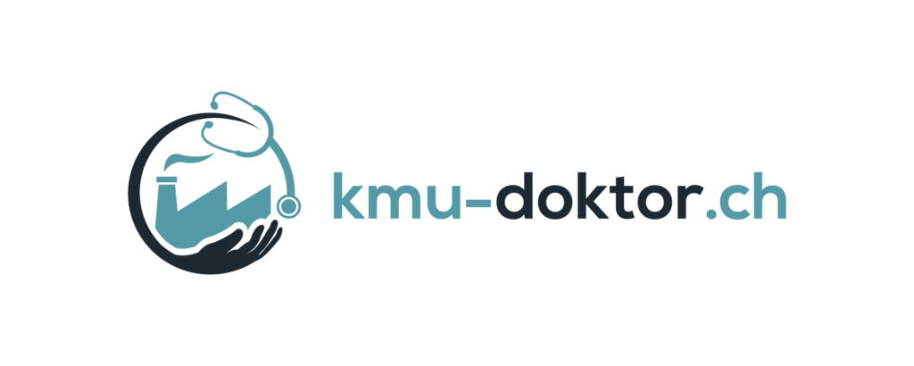 Das Logo zeigt „kmu-doktor.ch“ neben einer Grafik, die Hände um eine Fabrik hält, umgeben von einem Stethoskop. Das Design unterstreicht dezent den Status als Silvers Group Partner durch die Verwendung von Blau- und Schwarztönen.
