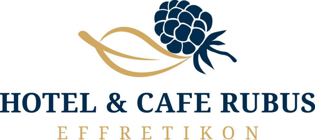 Das Logo des Hotels & Café Rubus Effretikon, eines Partners der Silvers Group, zeigt eine stilisierte blaue Himbeerblüte mit zwei goldenen Blättern darüber. Der Name Hotel & Café Rubus ist in kräftigem Blau geschrieben, darunter der elegante Schriftzug Effretikon in Gold.