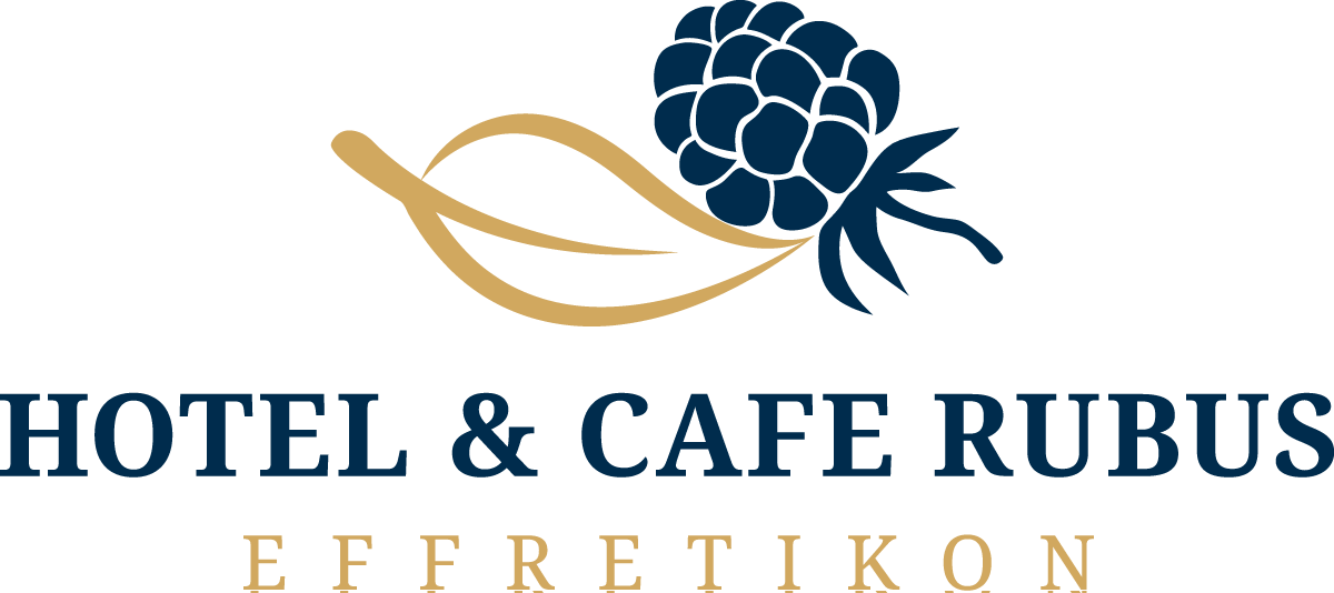 Das Logo des Hotels & Café Rubus Effretikon, eines Partners der Silvers Group, zeigt eine stilisierte blaue Himbeerblüte mit zwei goldenen Blättern darüber. Der Name Hotel & Café Rubus ist in kräftigem Blau geschrieben, darunter der elegante Schriftzug Effretikon in Gold.